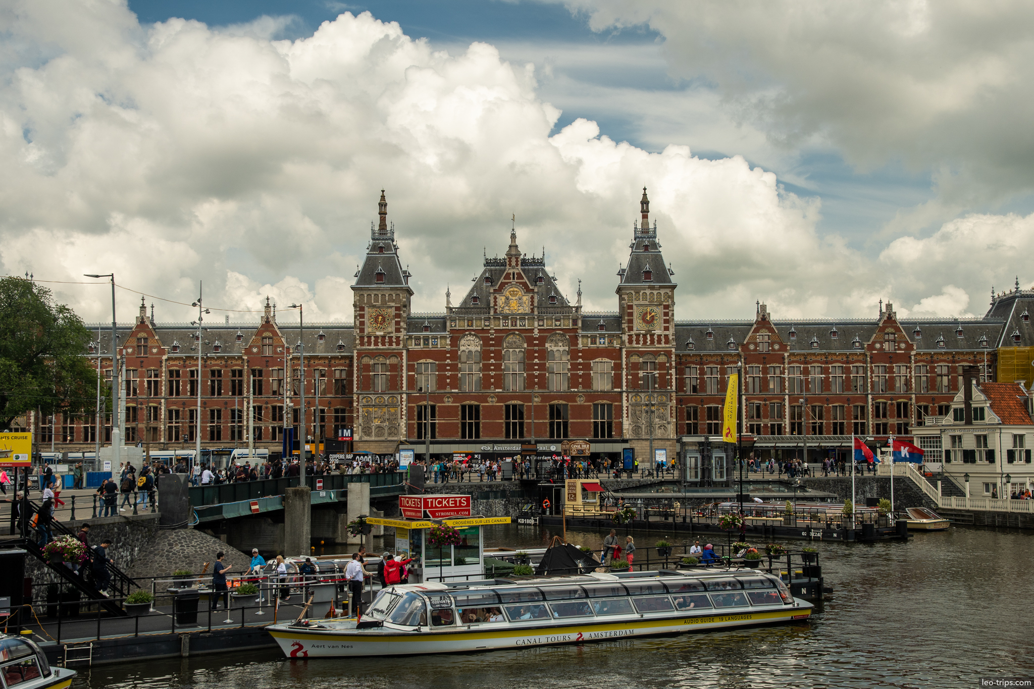 amsterdam centraal station canal boats front view amsterdam