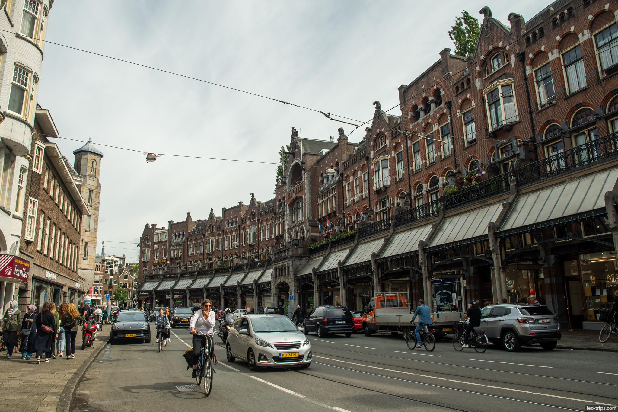 amsterdam leidsestraat shopping street cyclists amsterdam