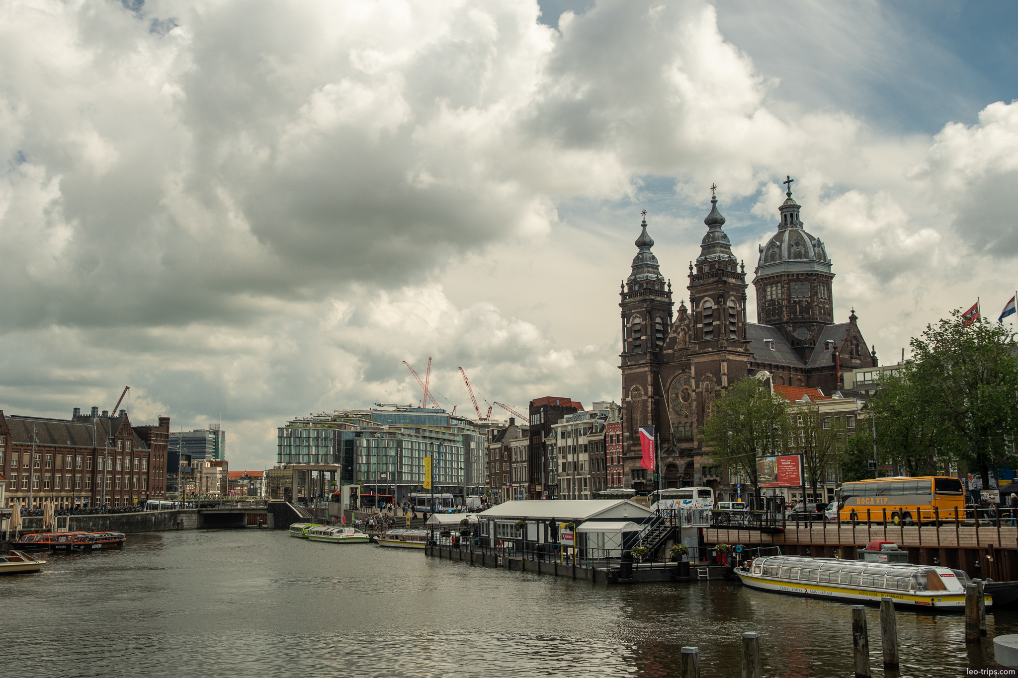 basiliek heilige nicolaas amsterdam canal view amsterdam