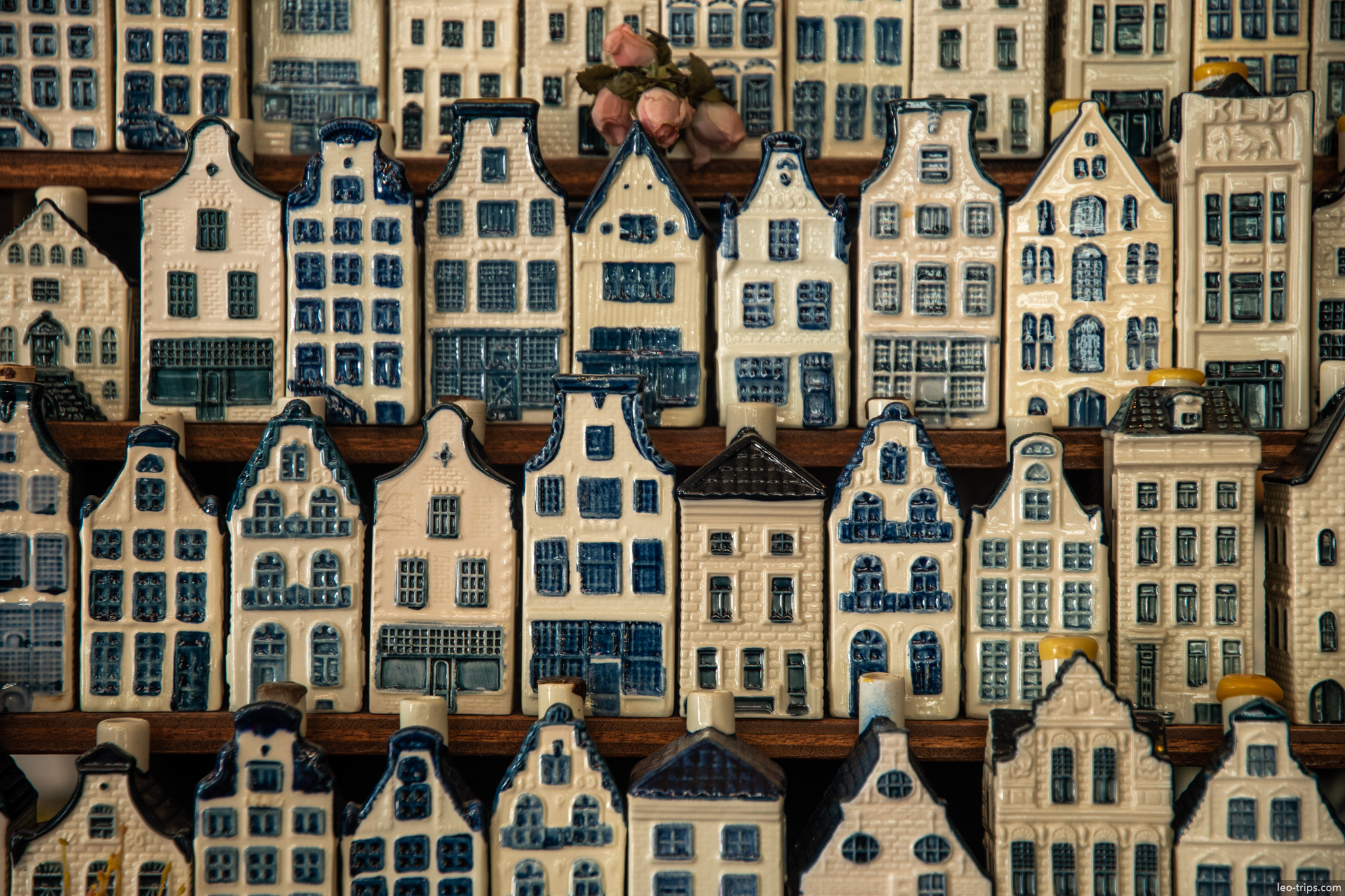 delft blue klm ceramic canal house souvenirs amsterdam
