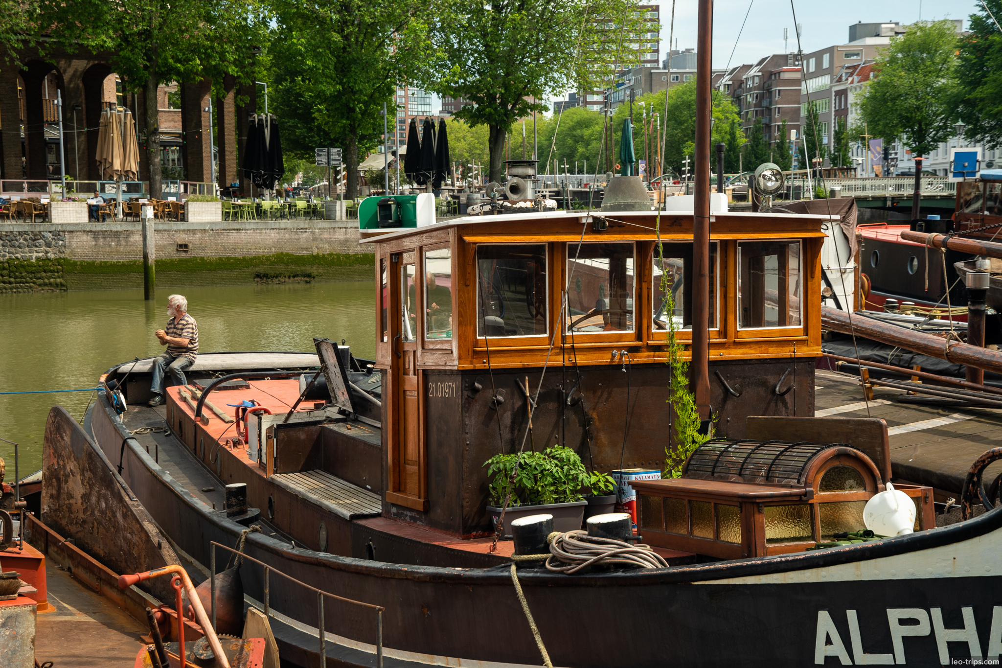 oudehaven alpha barge historic tugboat rotterdam