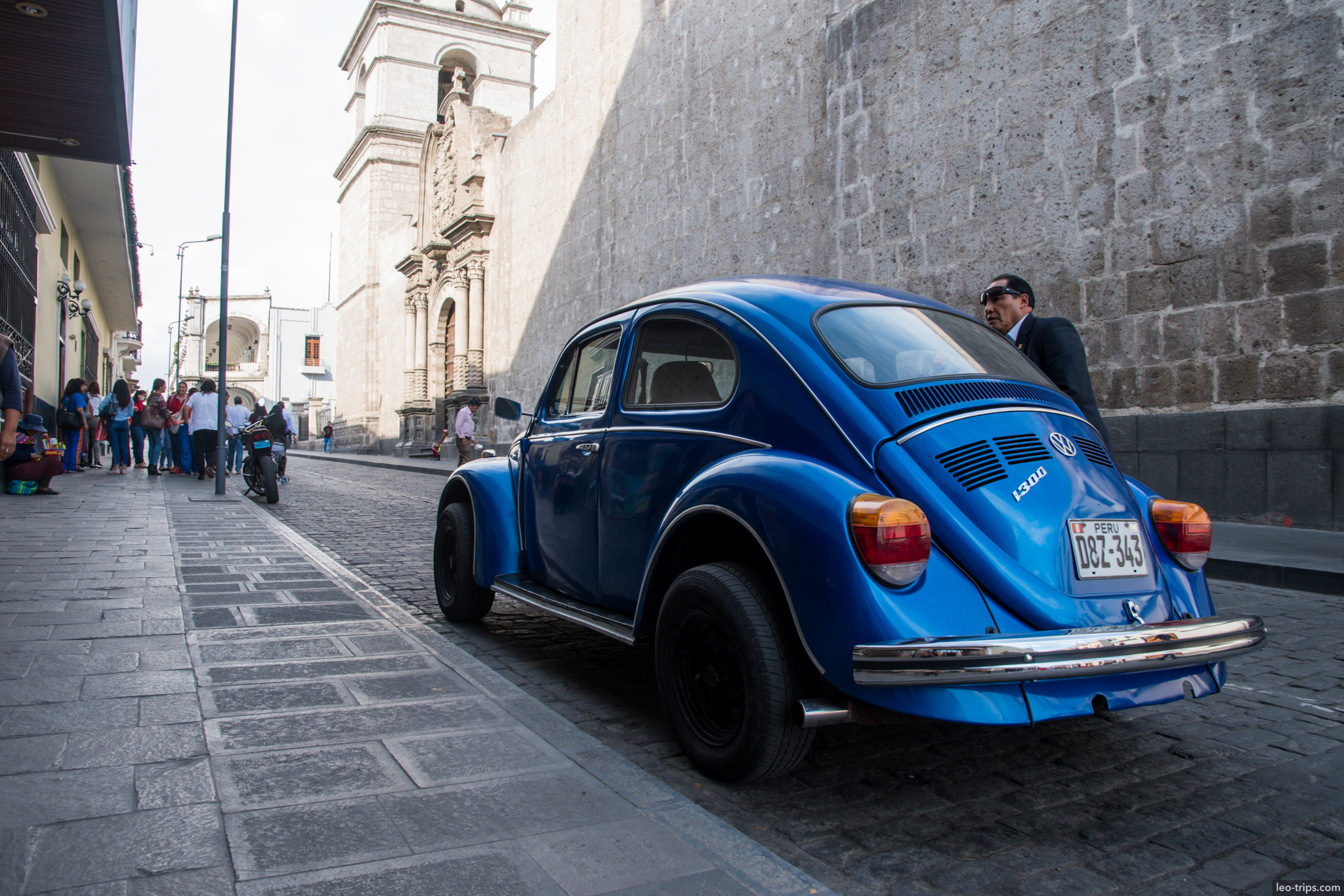 blue volkswagen beetle 1300 street arequipa arequipa