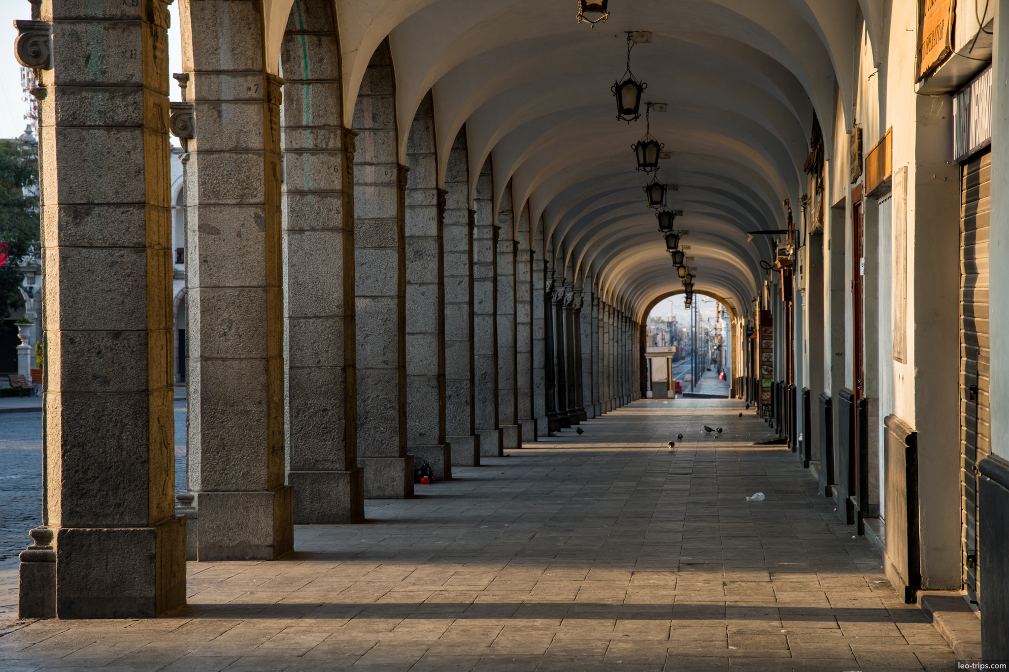 portal de flores arcade perspective pigeons arequipa arequipa