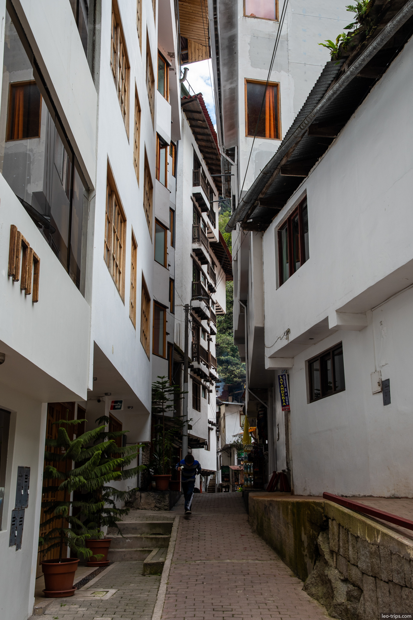 aguas calientes narrow alley hotels around aguas calientes