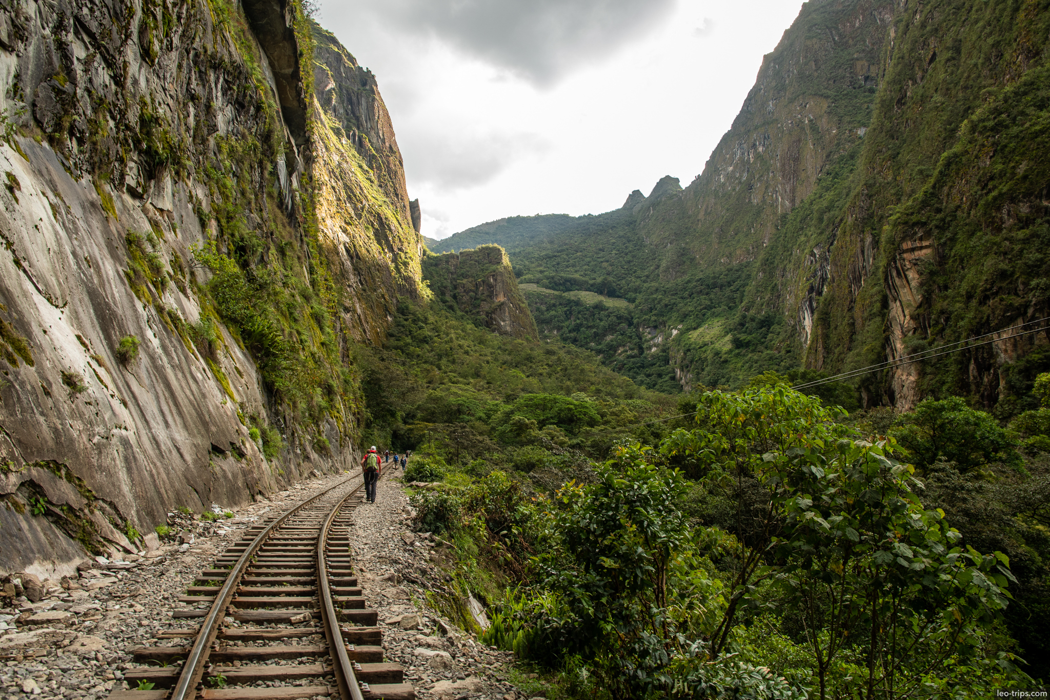 hidroelectrica trail railway canyon hikers around aguas calientes
