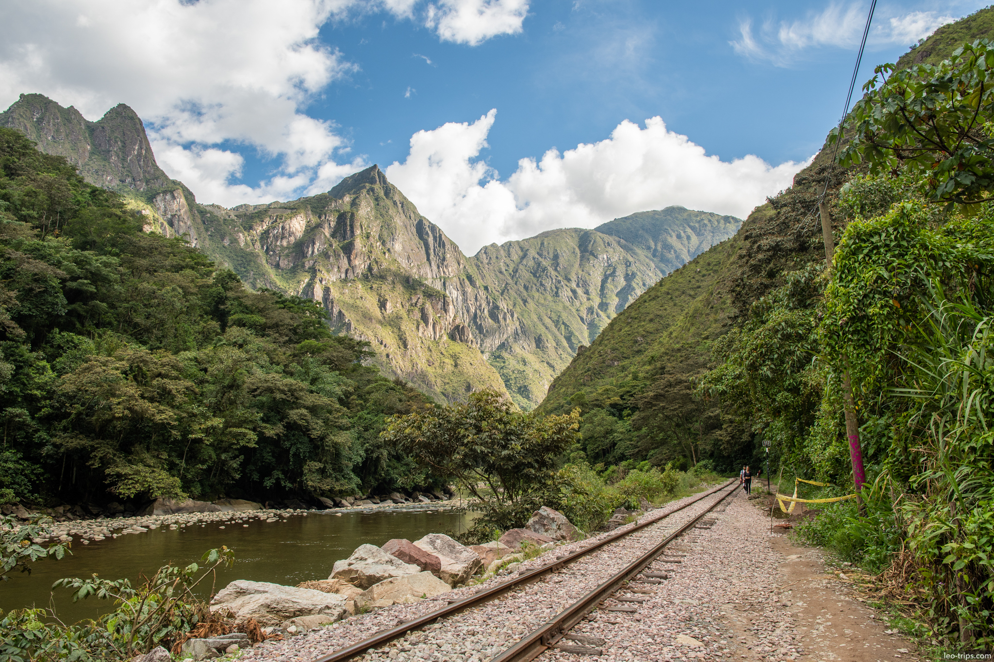 hidroelectrica trail railway urubamba mountain peaks around aguas calientes