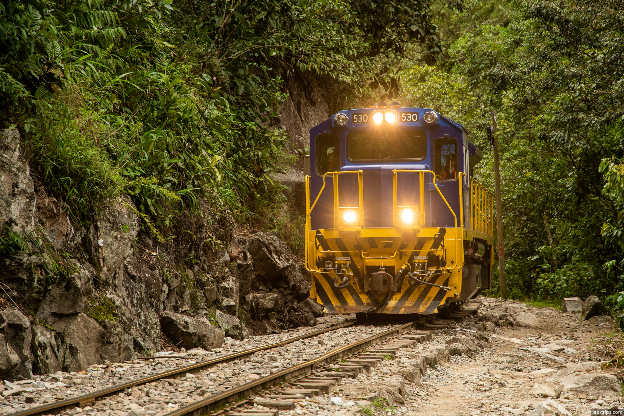 peru rail locomotive 530 jungle tunnel around aguas calientes