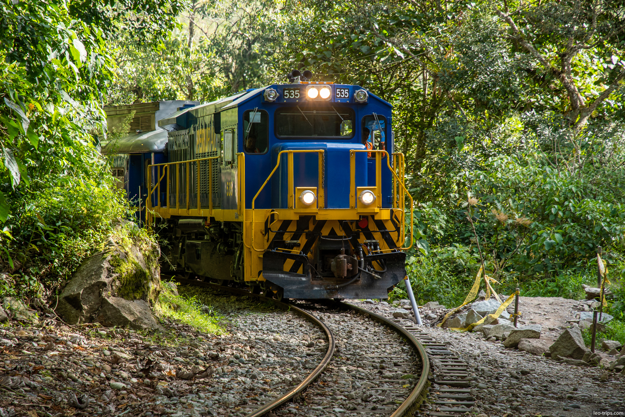 peru rail locomotive 535 jungle curve around aguas calientes