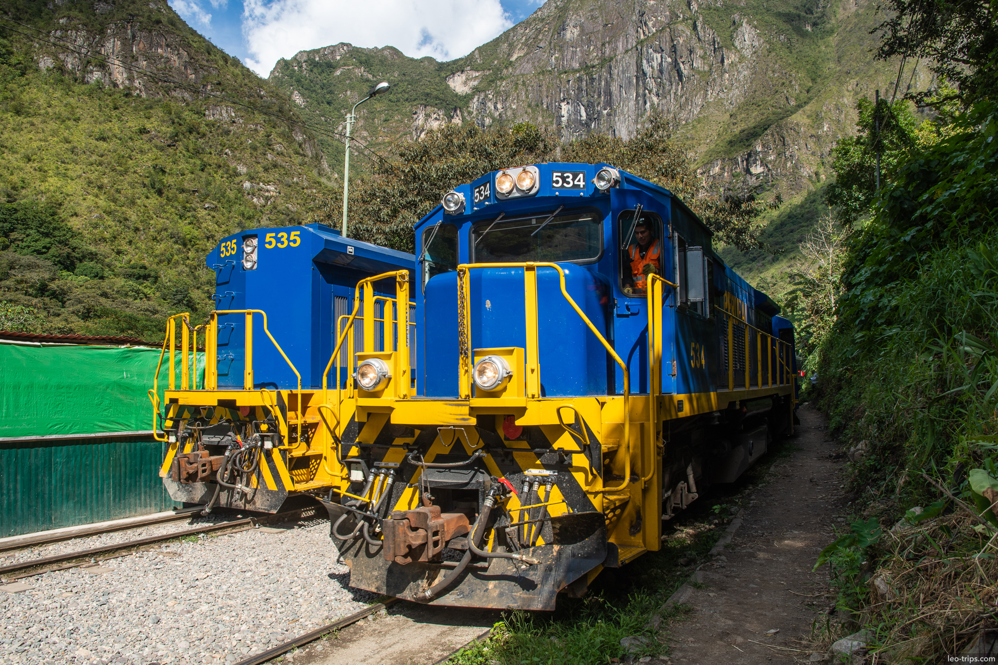 peru rail locomotives 534 535 double header around aguas calientes