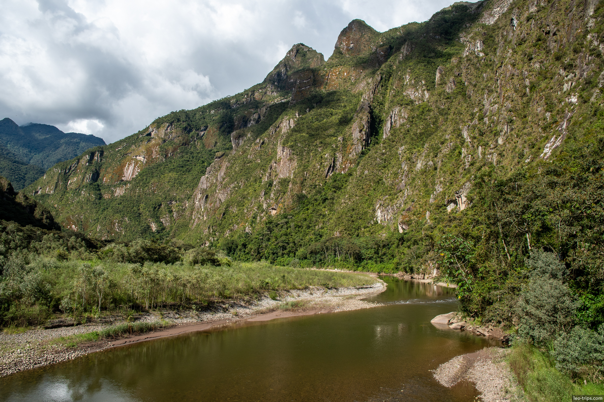 urubamba river calm bend jungle cliffs around aguas calientes