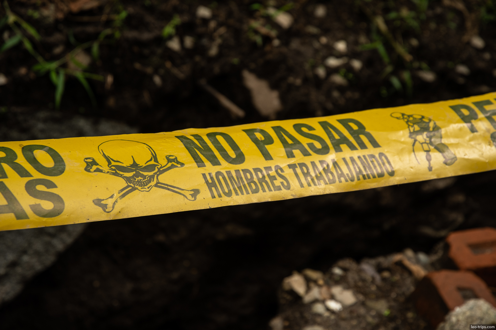 warning tape no pasar hombres trabajando around aguas calientes