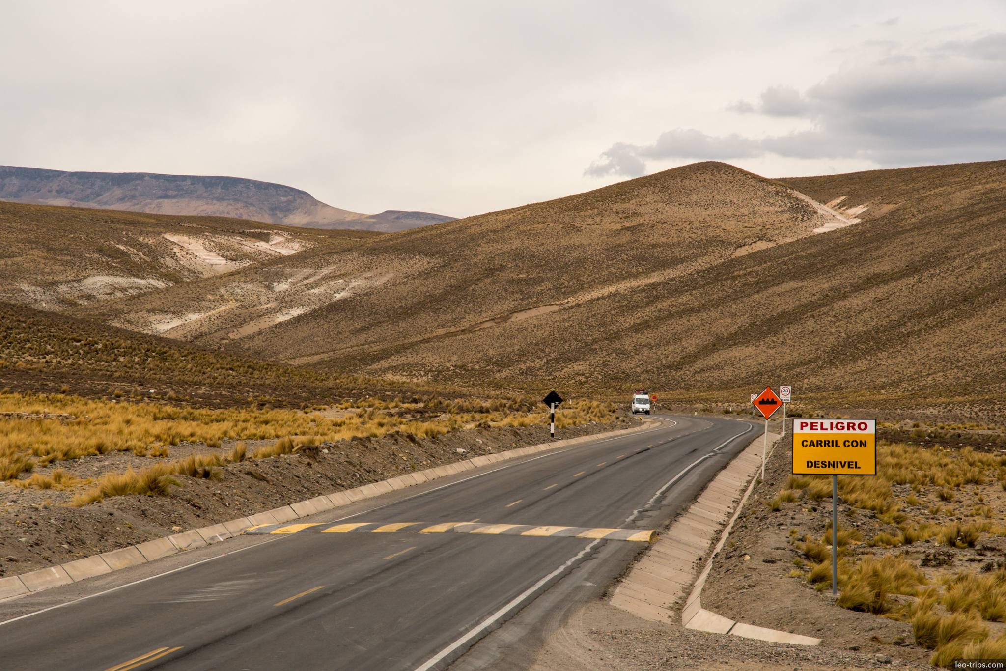 andean highway peligro desnivel road sign colca canyon