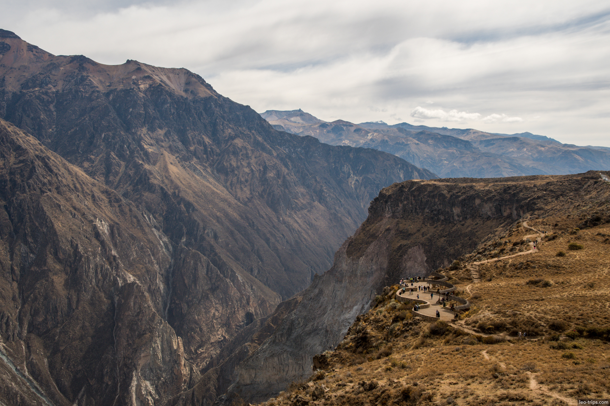 cruz del condor viewpoint tourists colca colca canyon