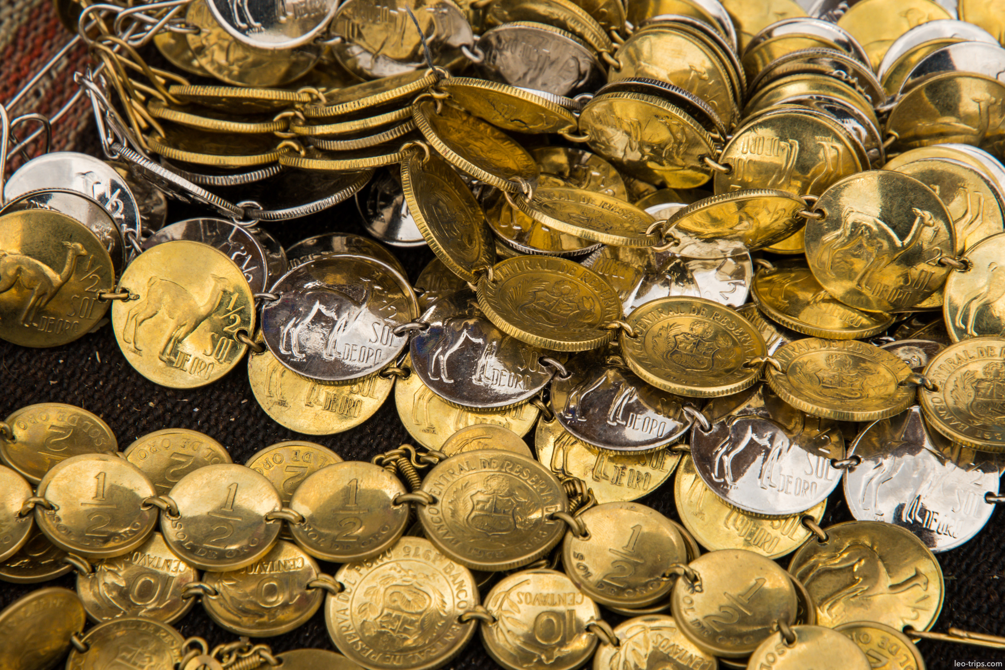 peruvian sol de oro coin souvenirs market colca canyon