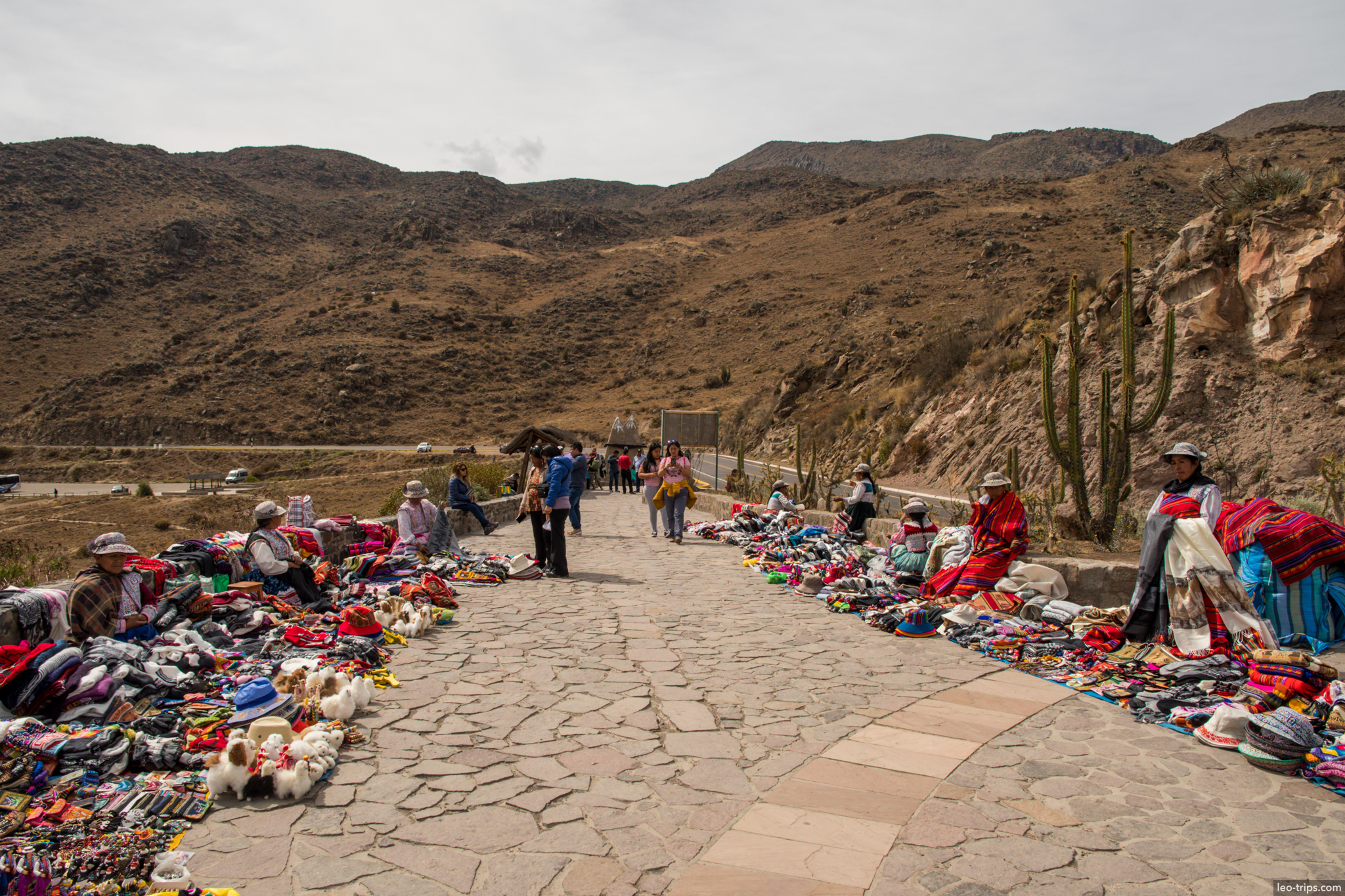souvenir market colca canyon viewpoint women colca canyon