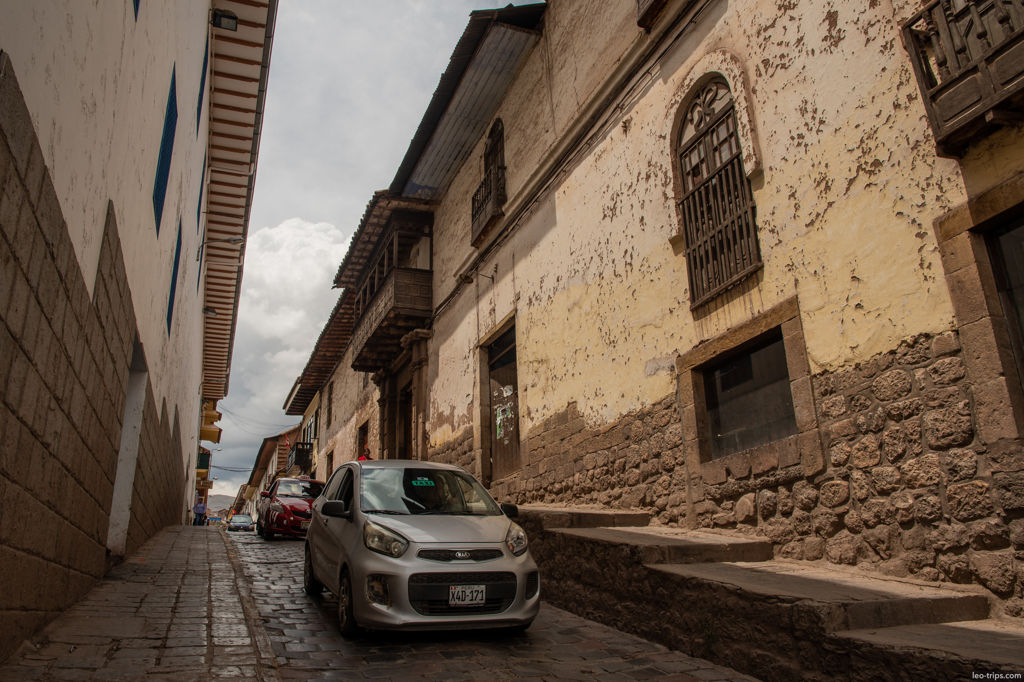colonial street kia car peeling walls cusco