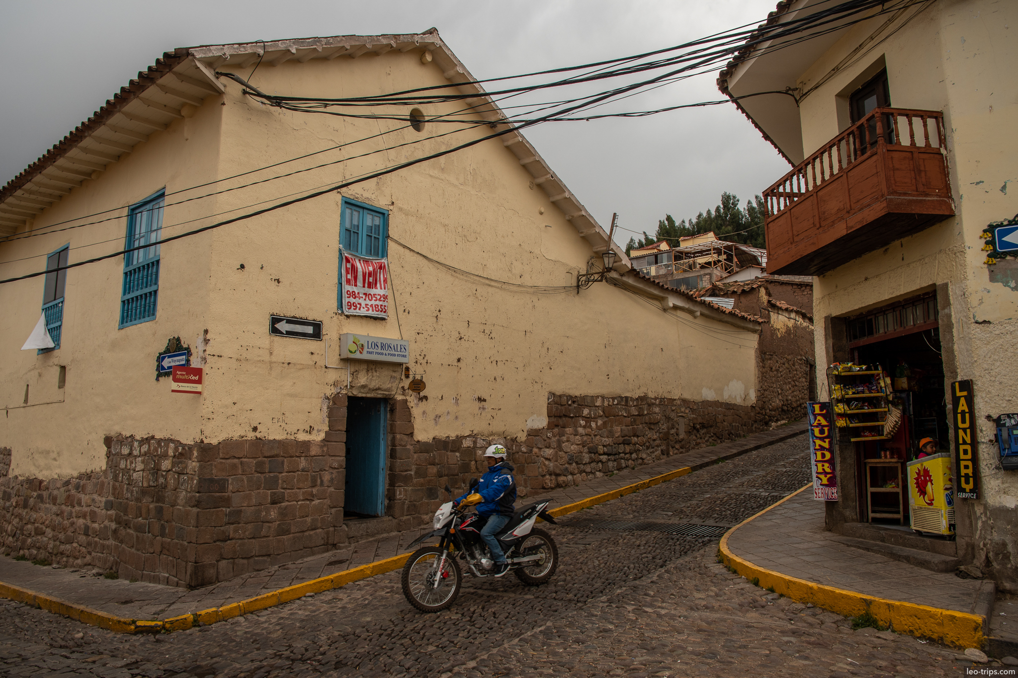 motorcycle cobblestone street en venta house cusco