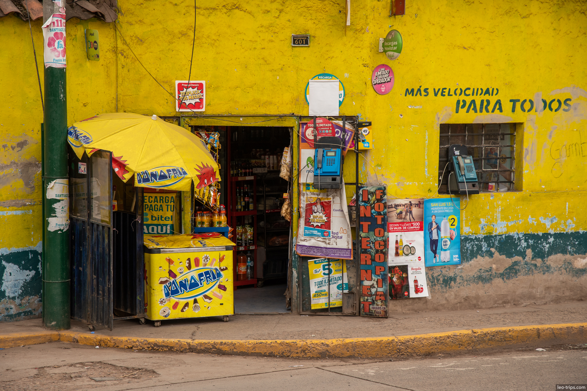 vivid yellow corner shop mas velocidad cusco