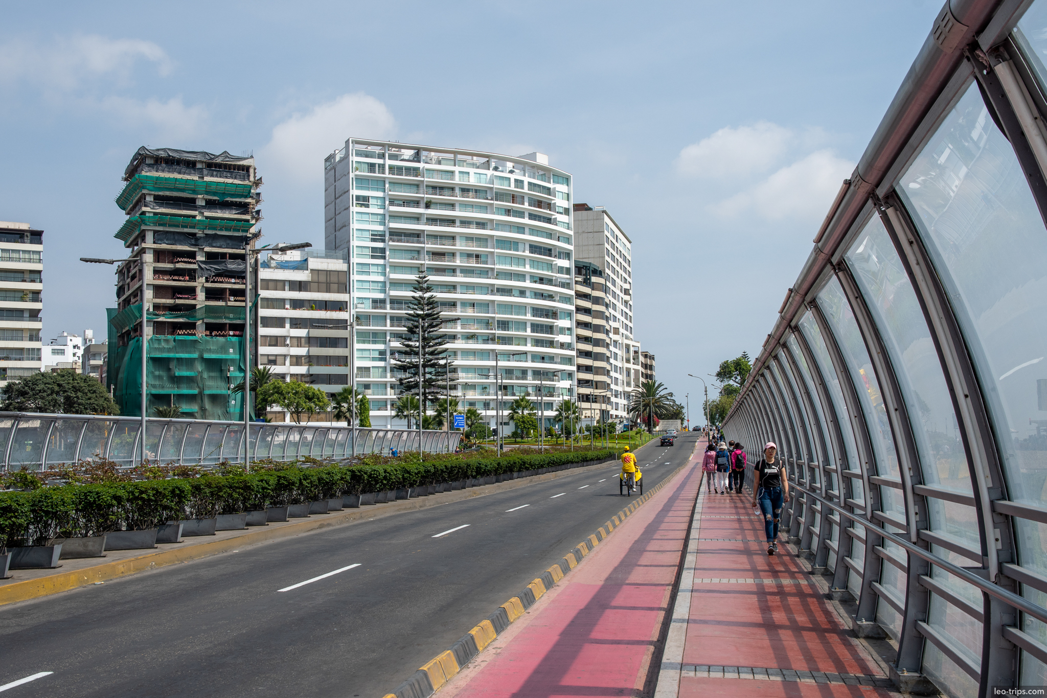 miraflores pedestrian bridge coastal road lima