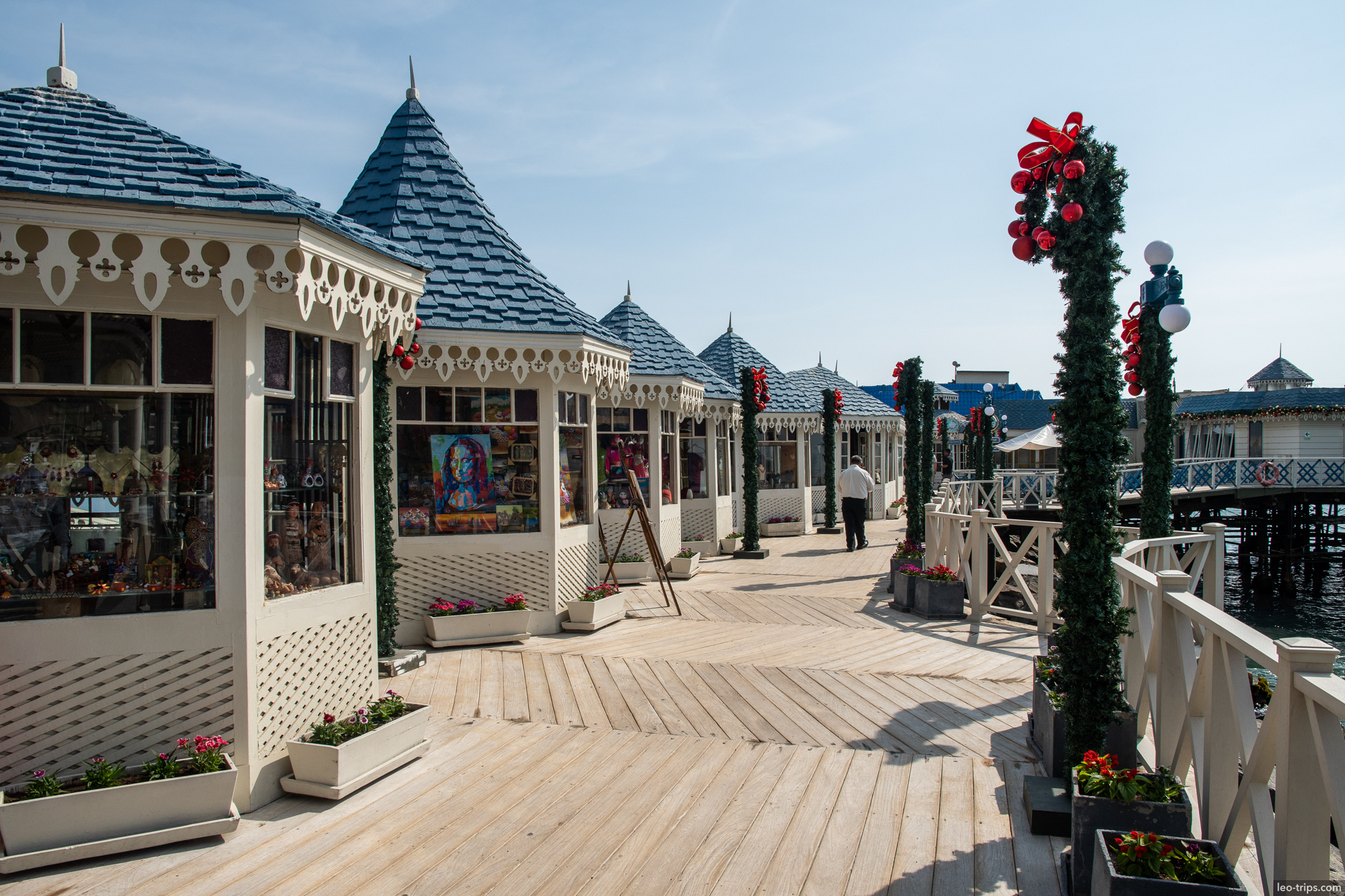 muelle miraflores pier souvenir shops christmas lima