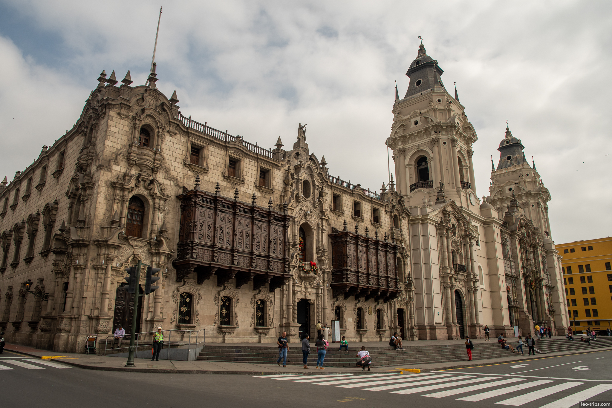 palacio arzobispal catedral lima wooden balconies lima