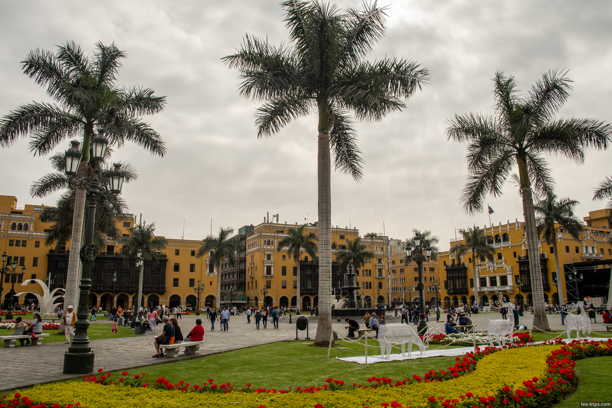 plaza mayor lima christmas decorations palms lima
