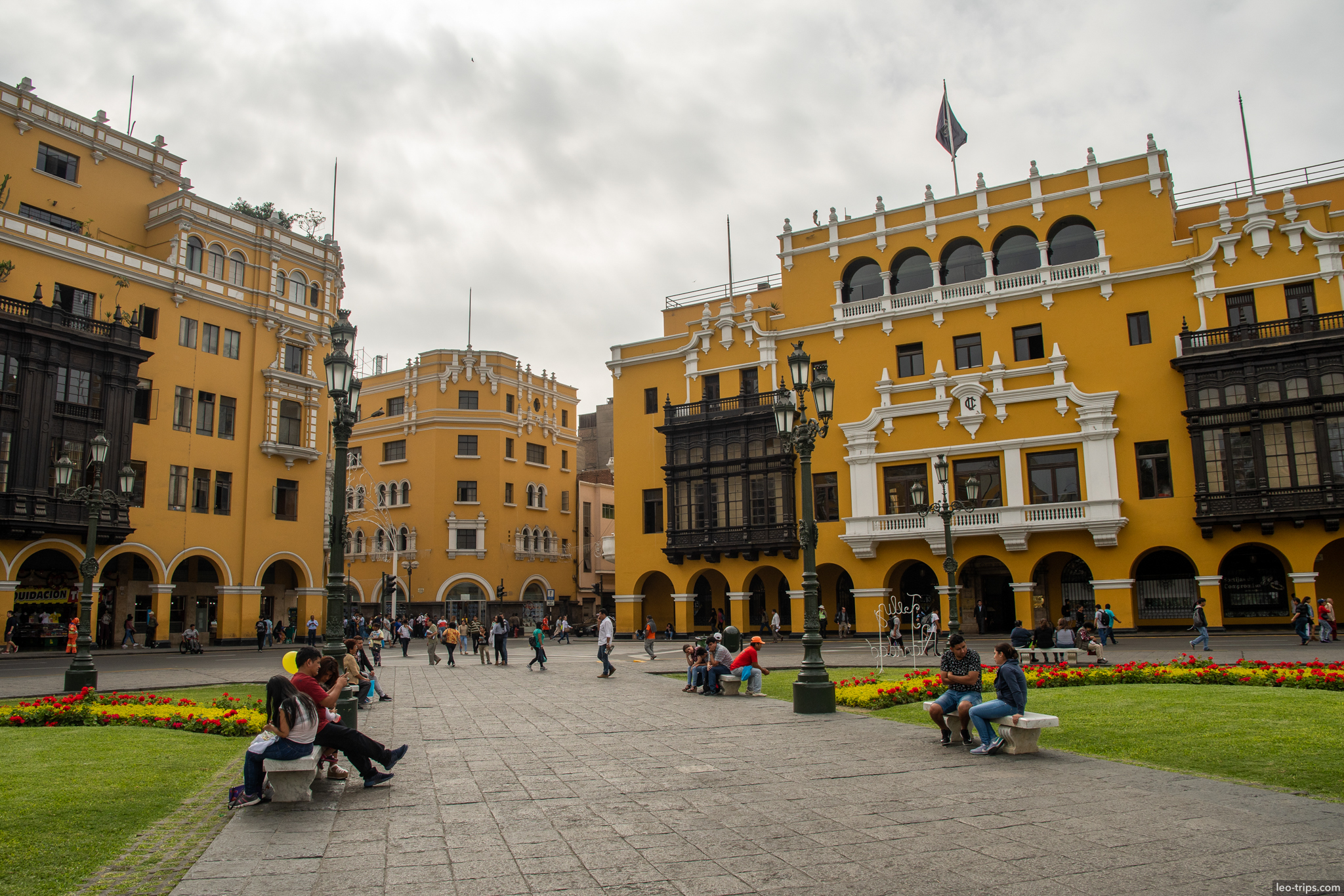 plaza mayor lima municipal palace yellow lima