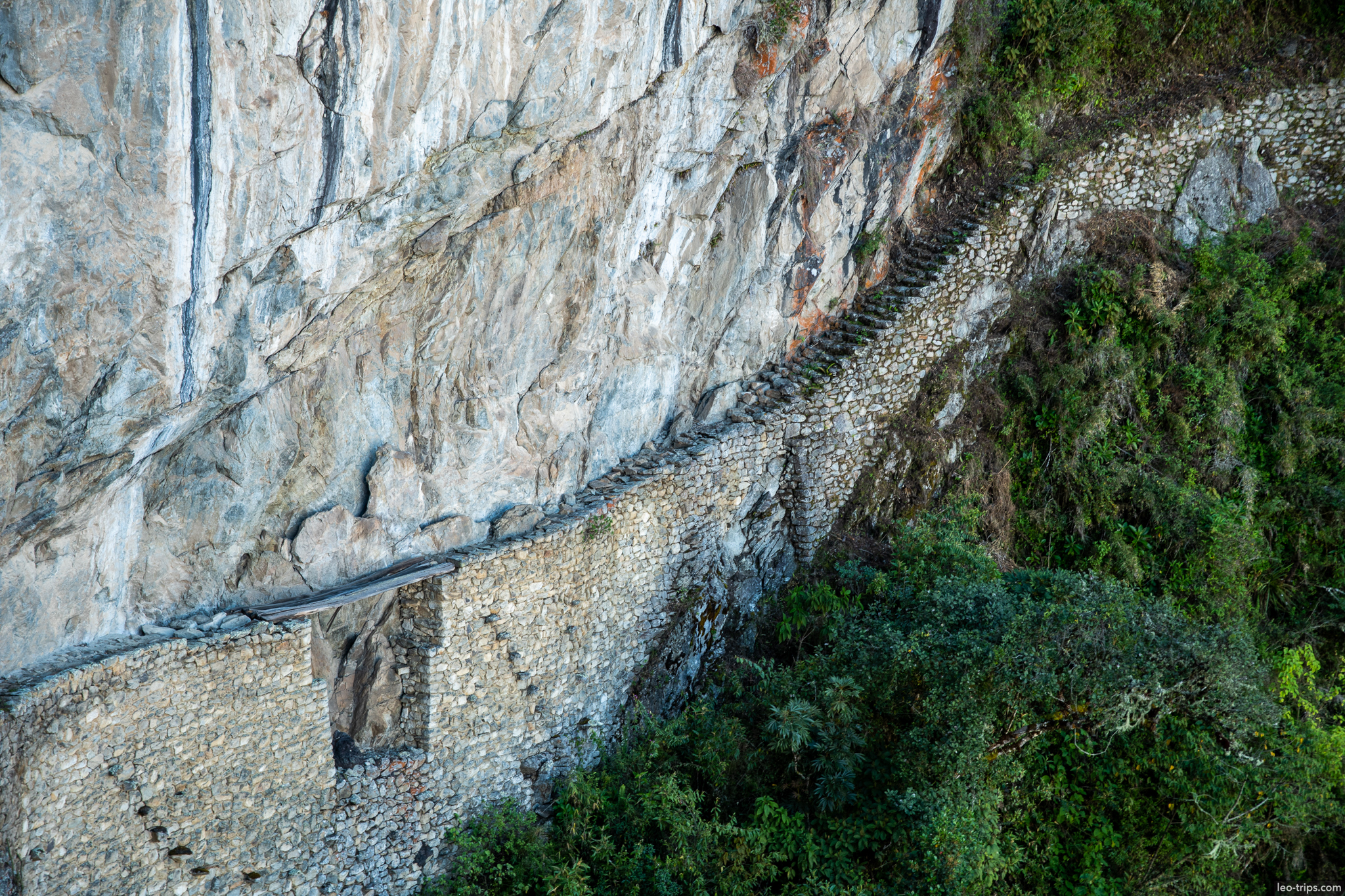 puente inca inca bridge cliff path machu picchu