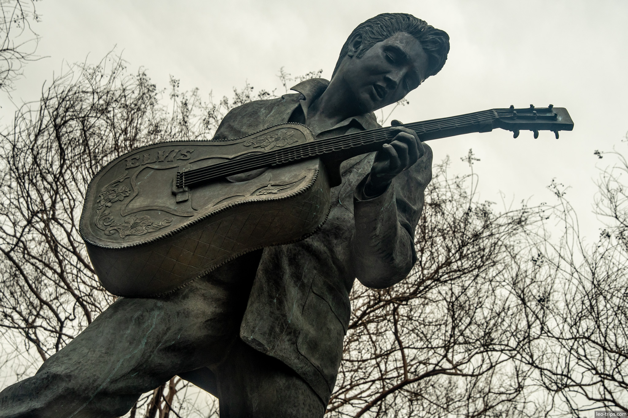 Statue of Elvis memphis