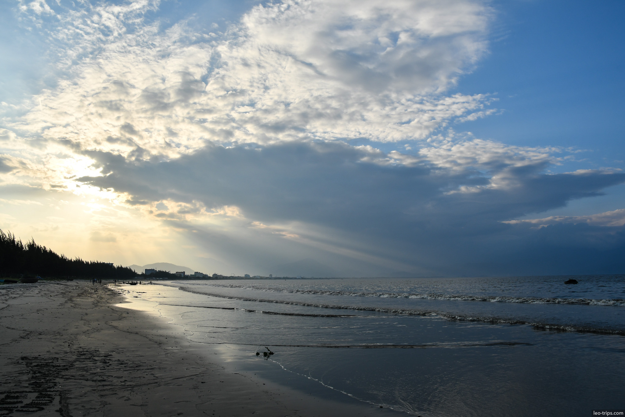 danang beach sunset sunrays through clouds da nang