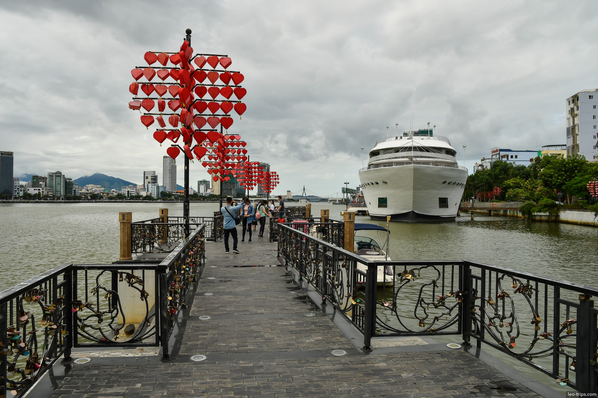 danang love pier red hearts river cruise ship da nang