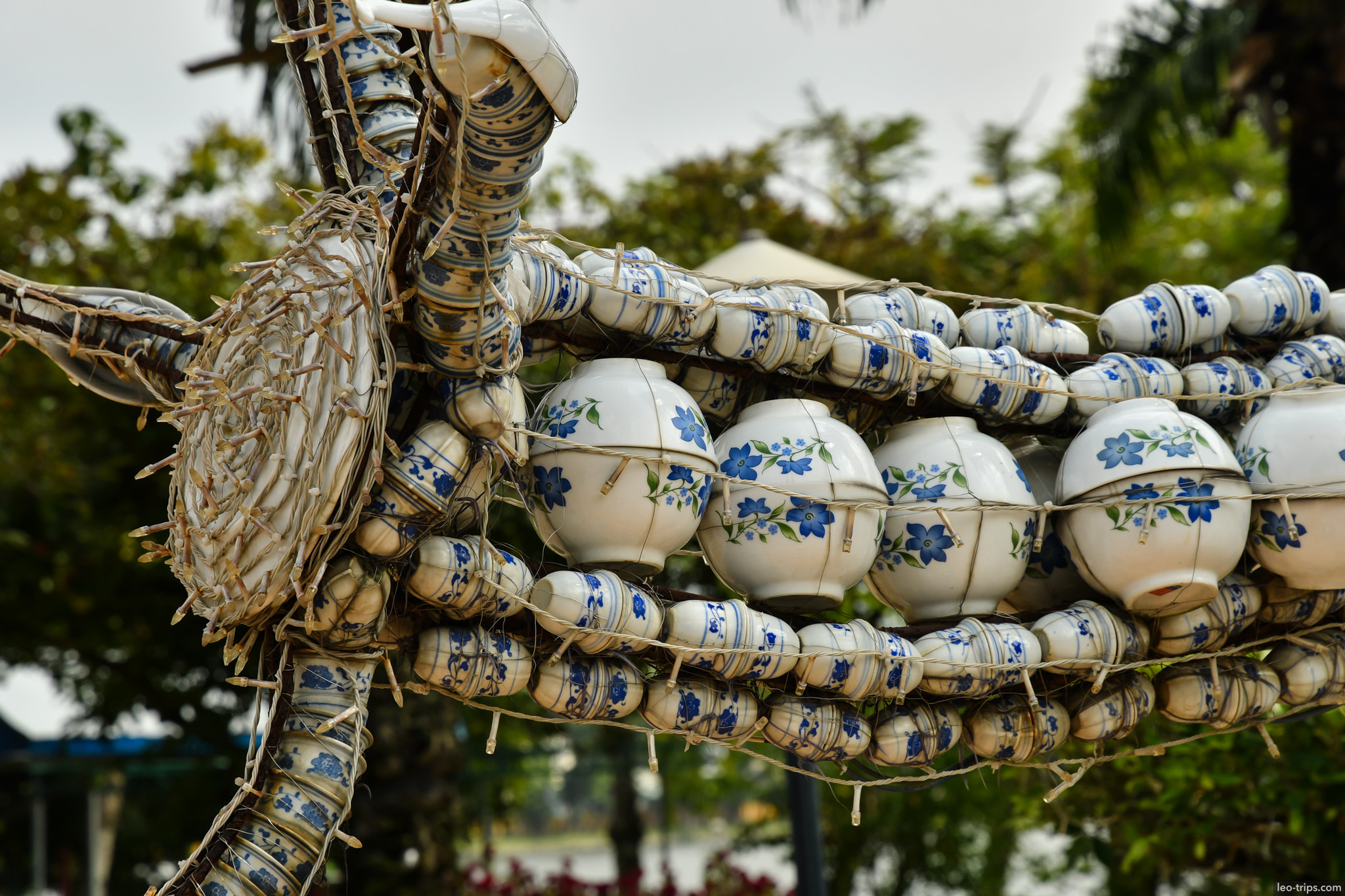 dragon body sculpture blue white ceramic bowls da nang