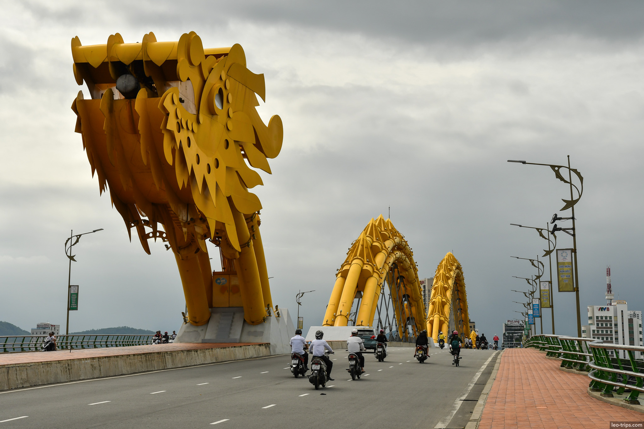 dragon bridge danang golden dragon head closeup da nang