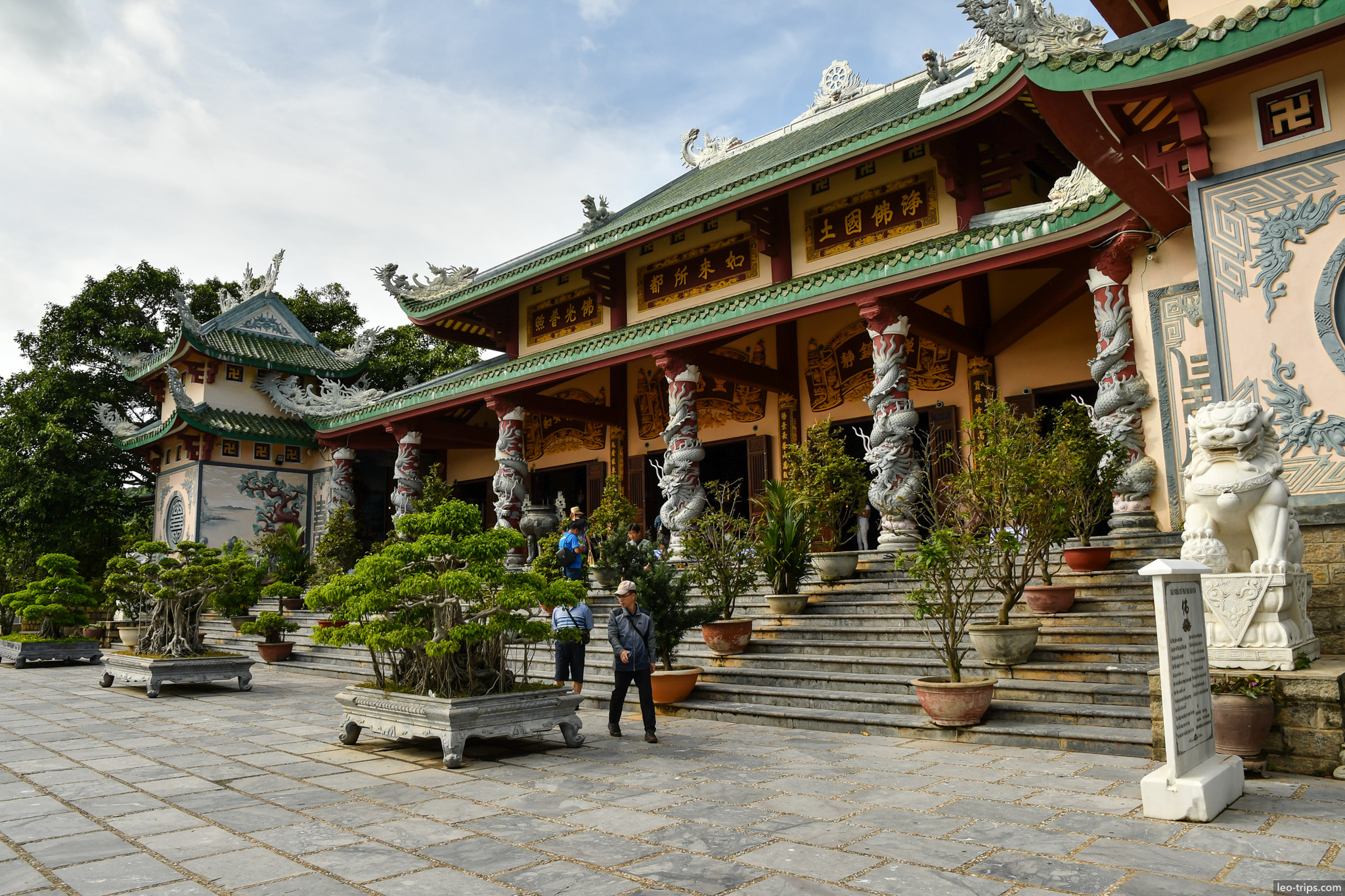 linh ung pagoda main hall dragon columns danang da nang