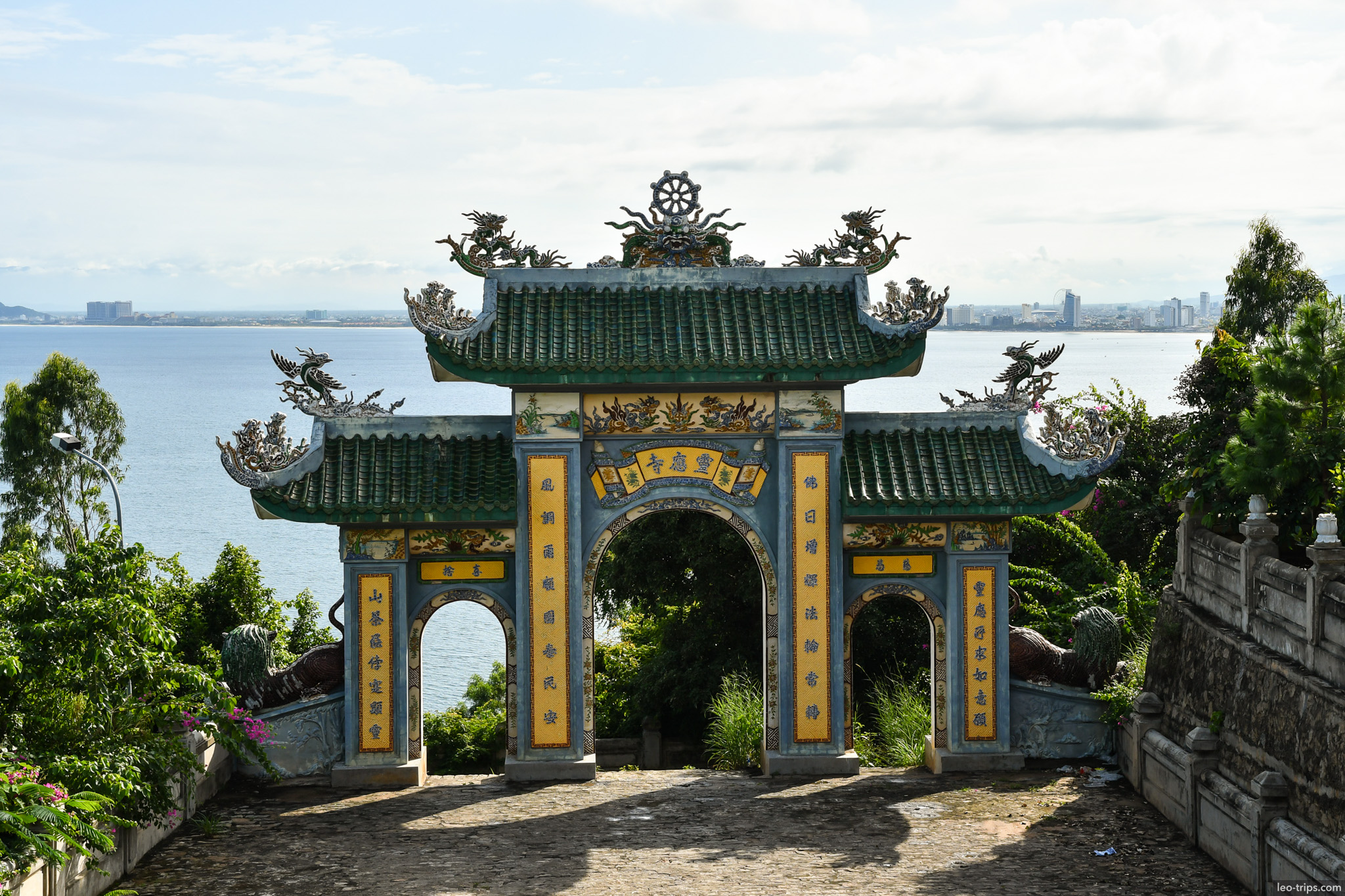 linh ung temple gate sea view son tra danang da nang