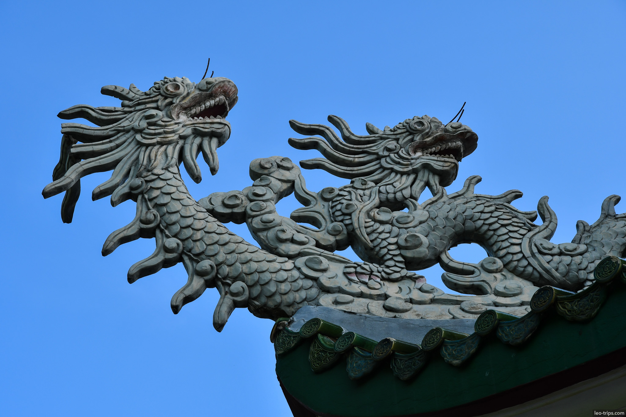 twin dragons roof sculpture vietnamese temple da nang