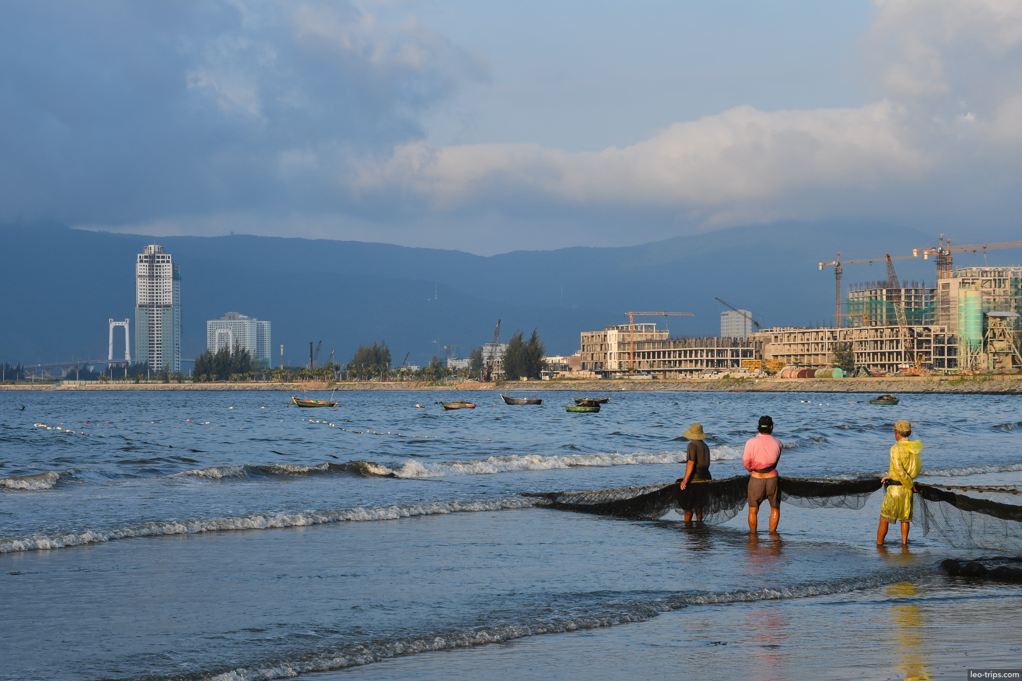vietnamese fishermen pulling net danang beach da nang