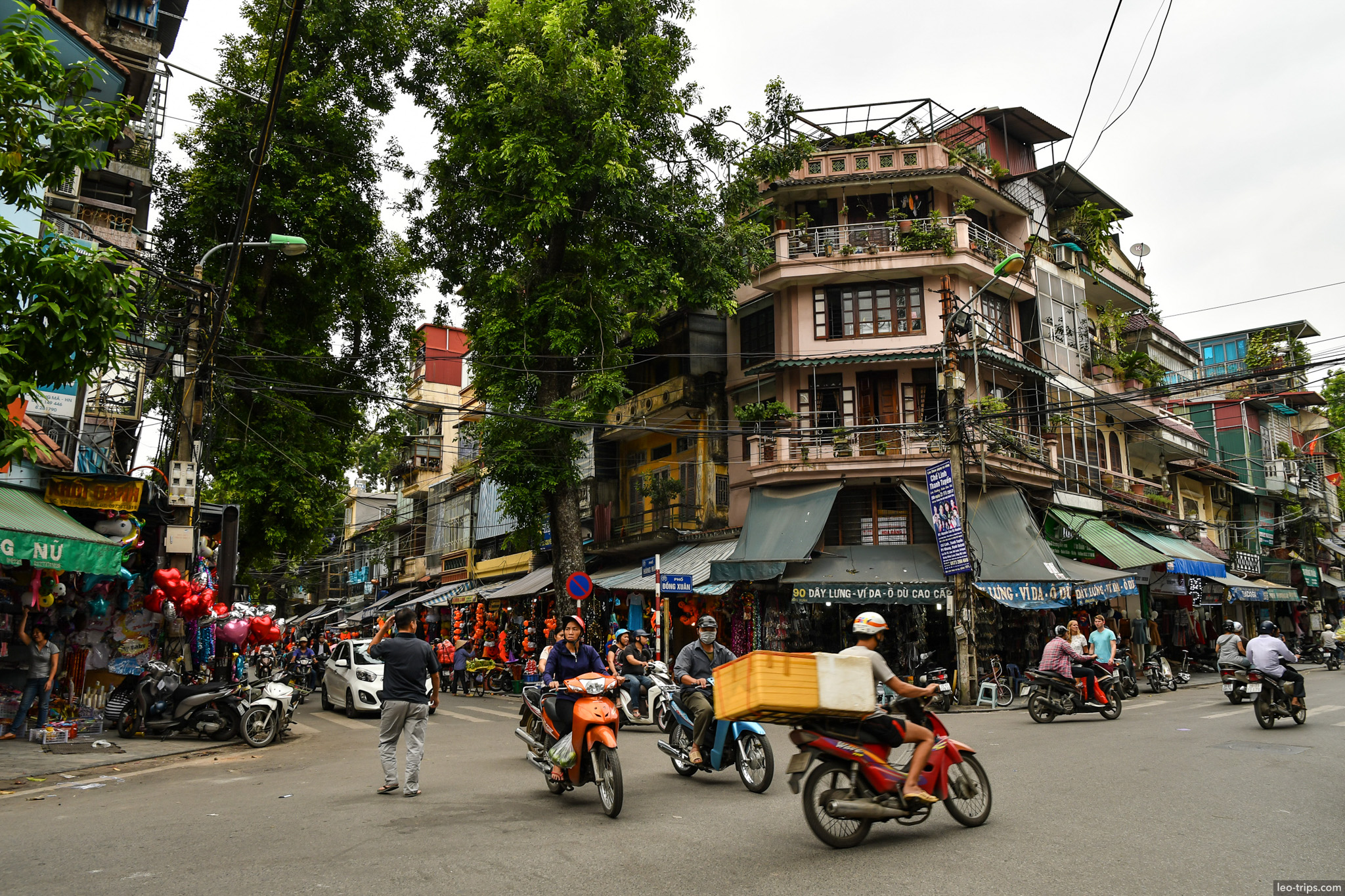 busy intersection old quarter corner building hanoi hanoi