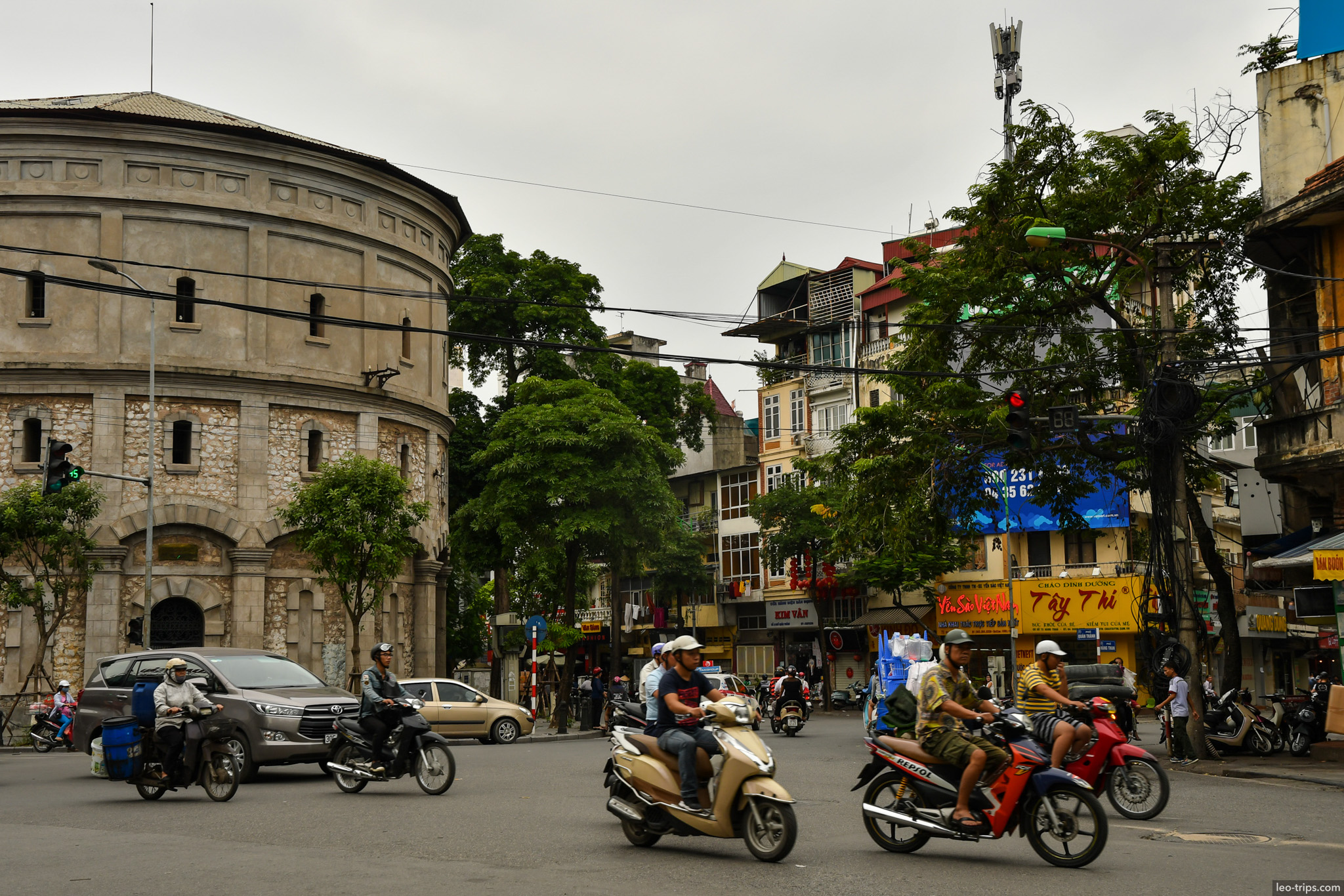 dong xuan market rotunda busy intersection hanoi hanoi