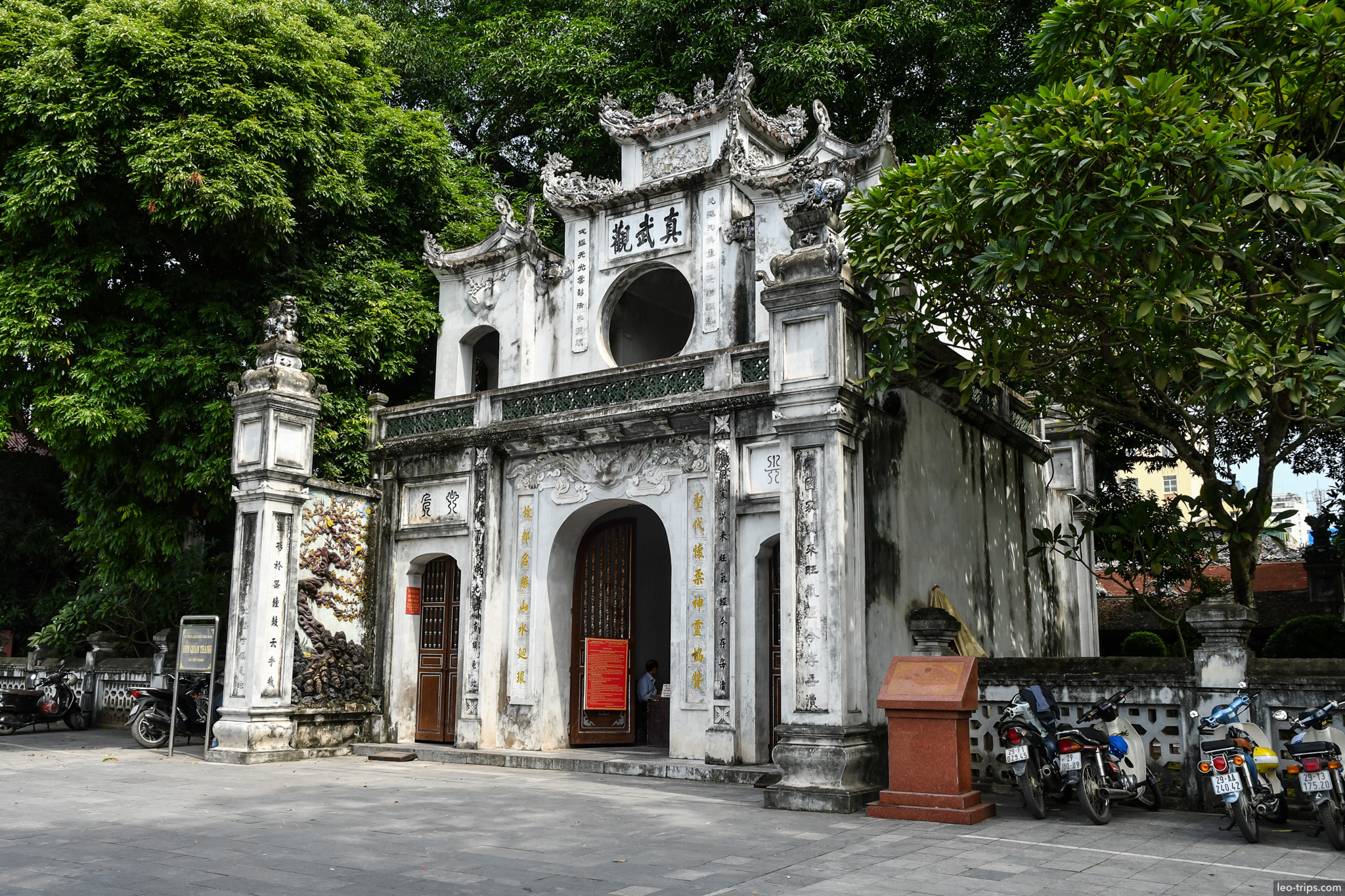 quan thanh temple gate hanoi hanoi