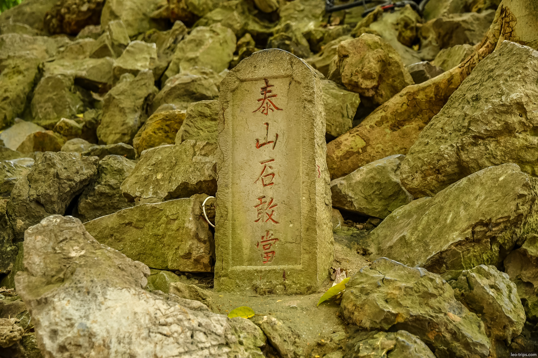 stone tablet chinese inscription temple garden hanoi hanoi