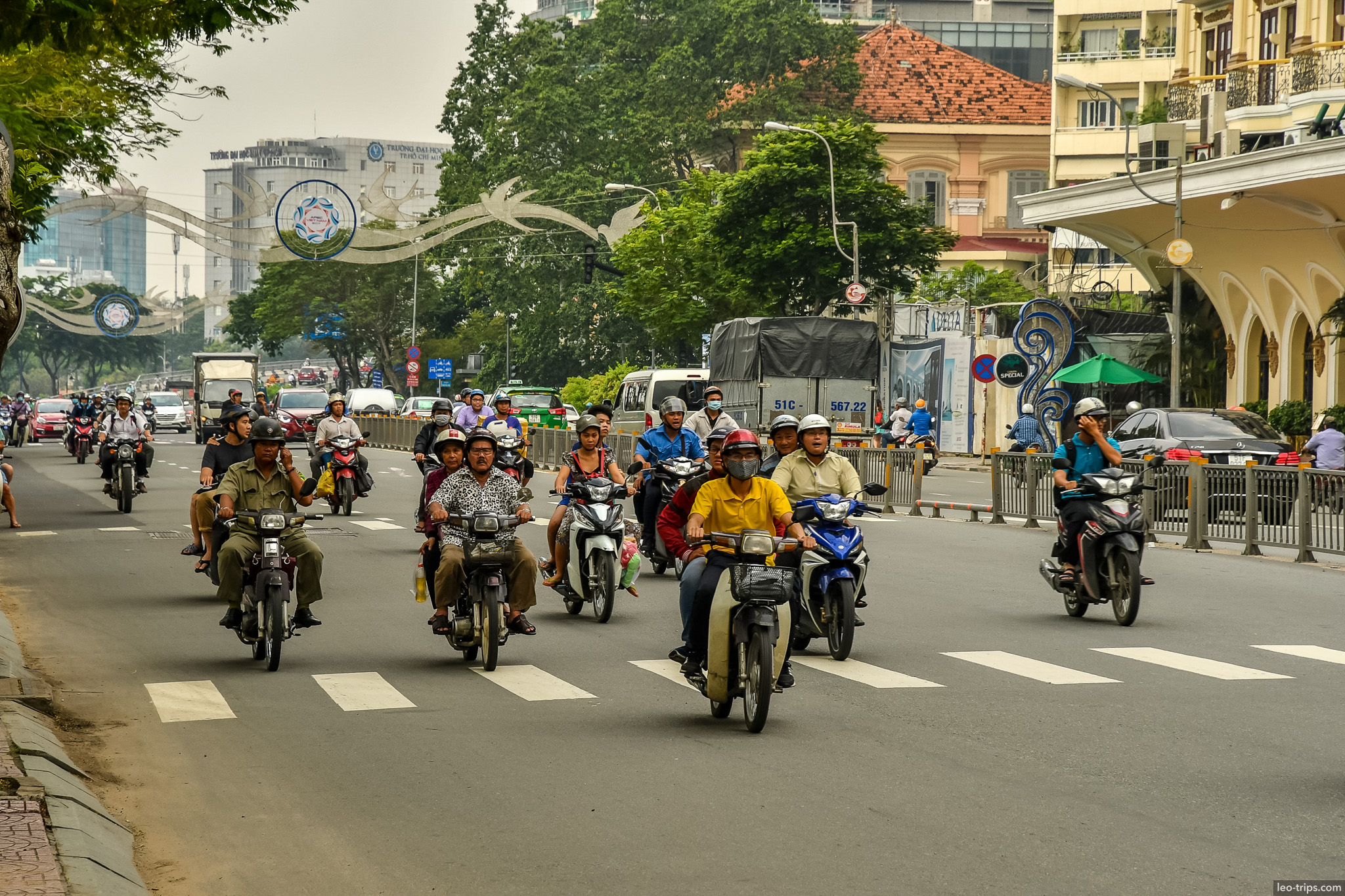 motorbike traffic le loi boulevard saigon ho chi minh city
