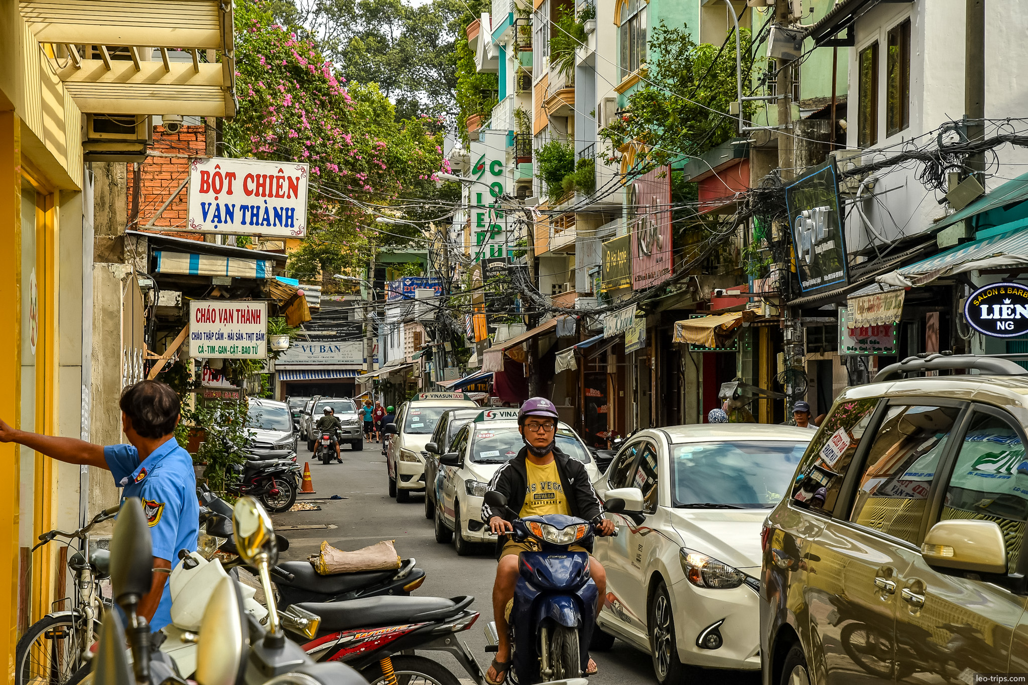 narrow alley bot chien van thanh food stall ho chi minh city