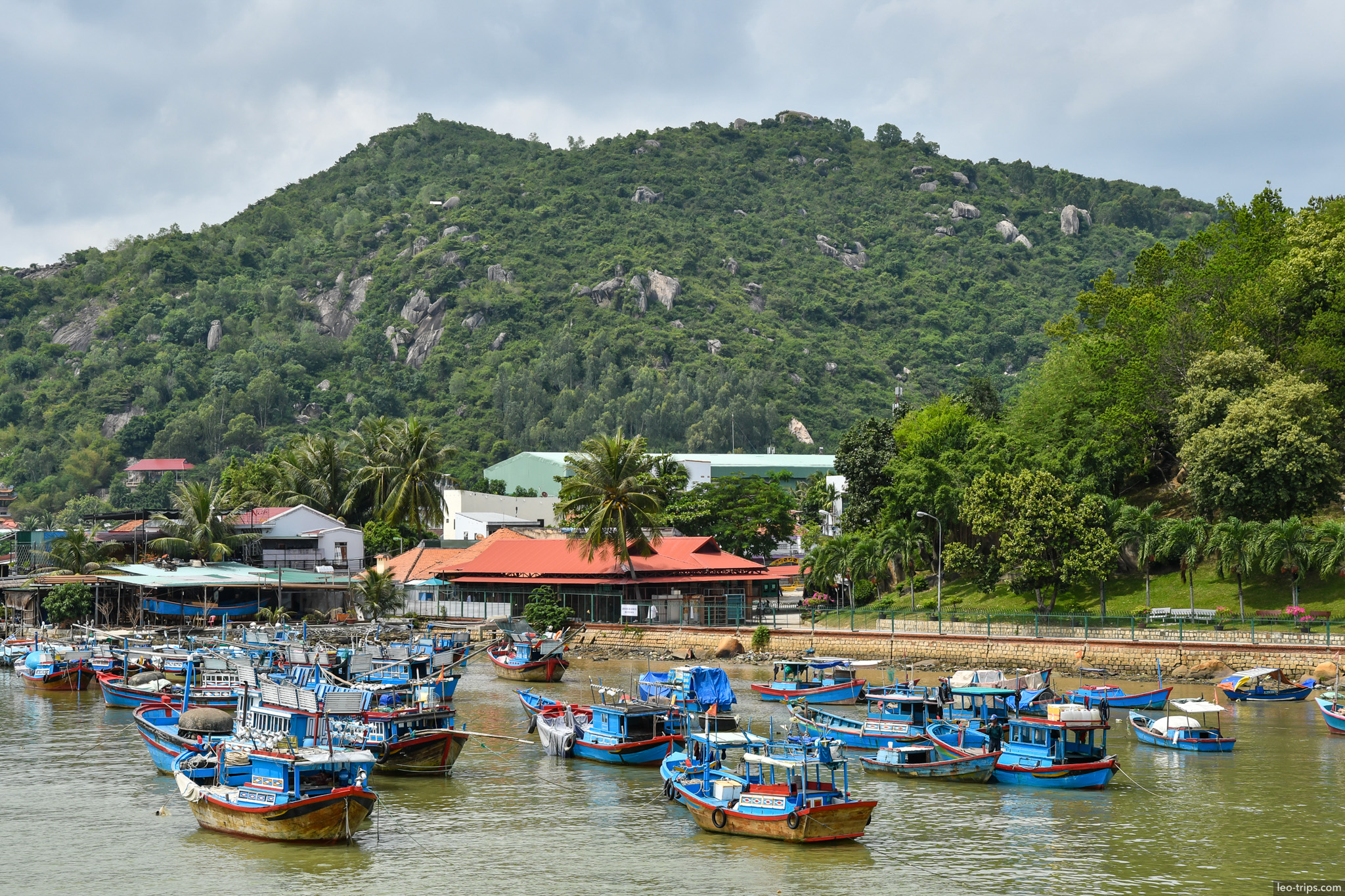 busy nha trang street cyclos motorbikes mountains nha trang