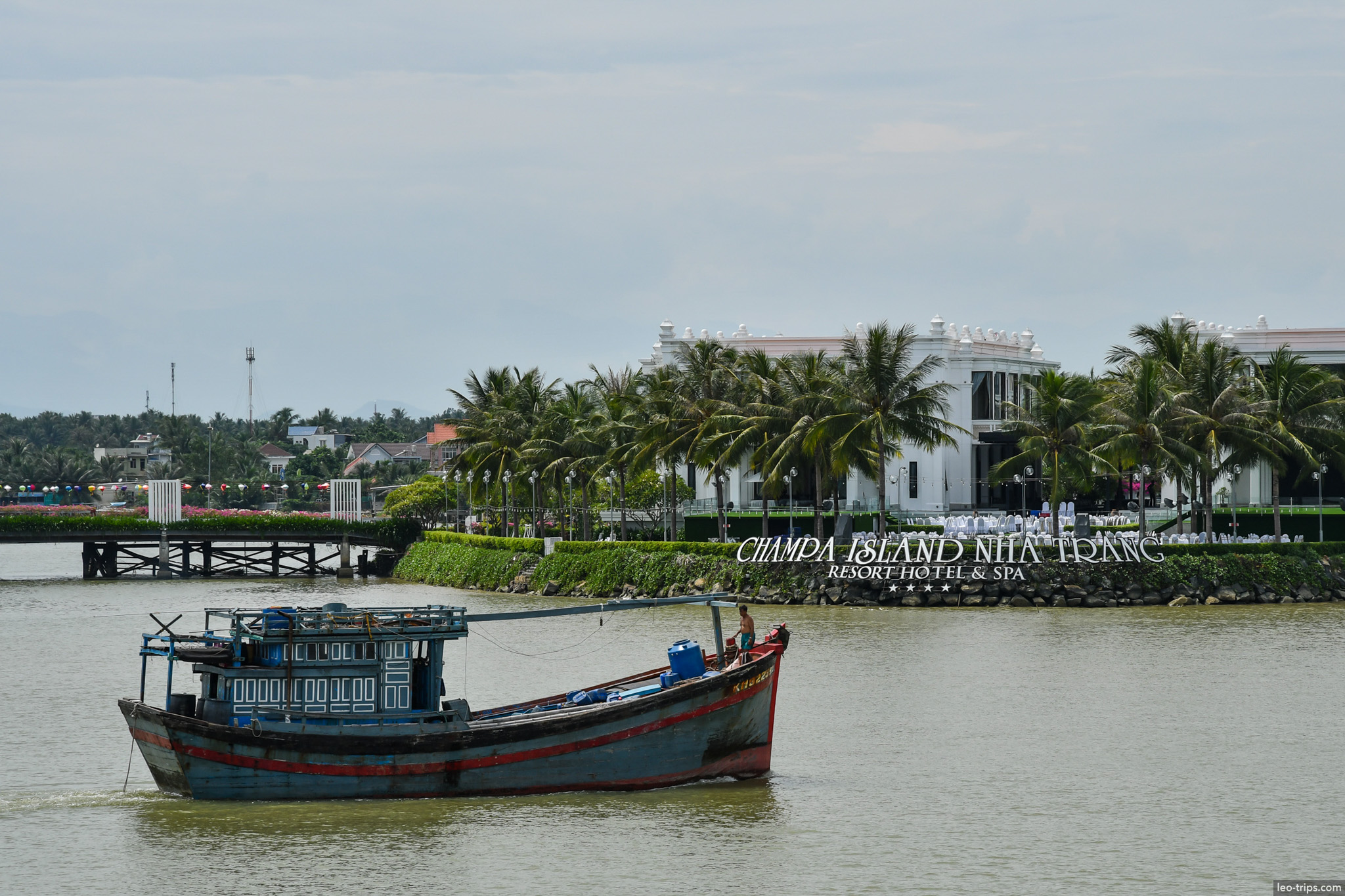 fishing boats harbor rocky mountain nha trang nha trang