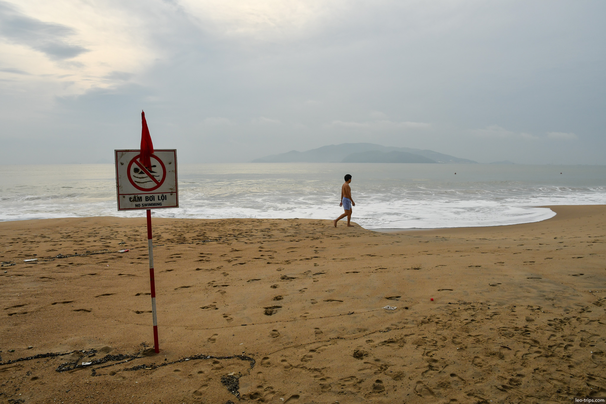 vietnamese canh sat police jeep street nha trang